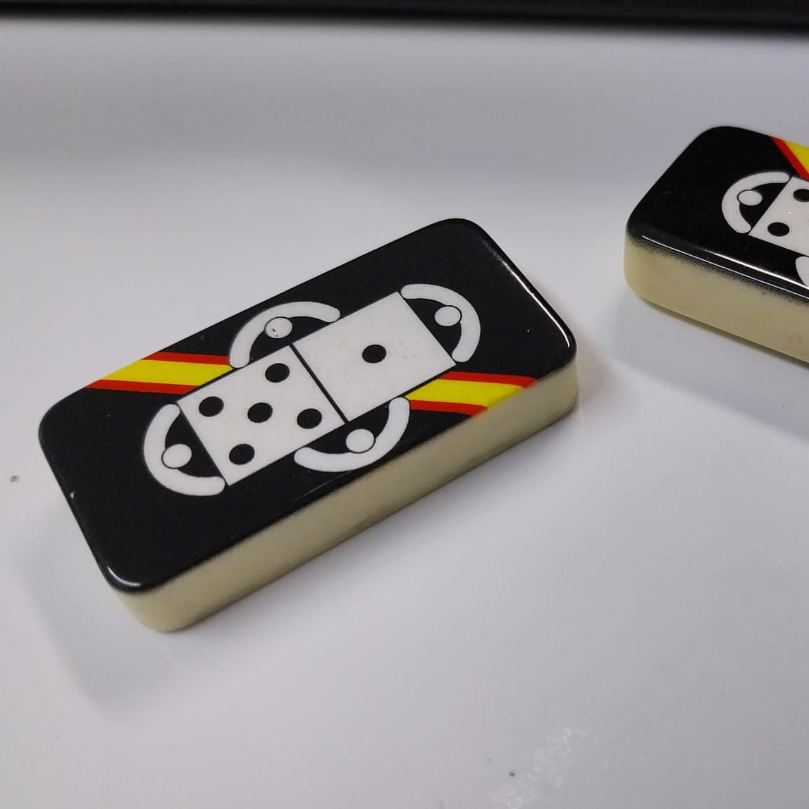 Juego de Dominó Personalizado Premium – Melamina y Madera